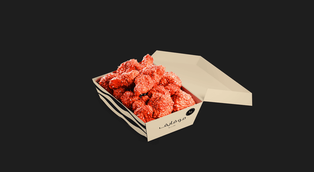 Real-world application of the open-top packaging housing glazed crispy chicken wings.
